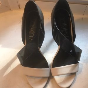 Calvin Klein lightly worn funky blck/white heel
